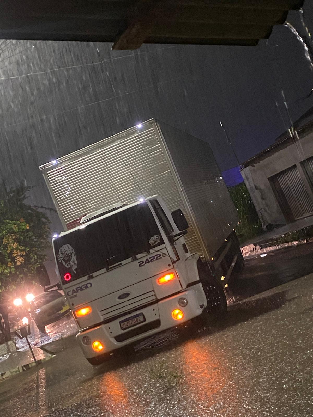 Caminhão baú branco Ford Cargo da frota