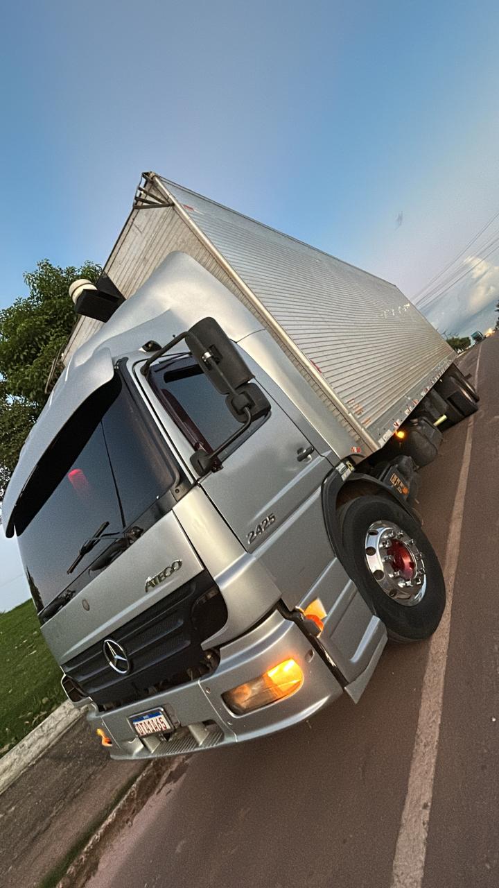 Caminhão baú prata Mercedes-Benz Atego da frota