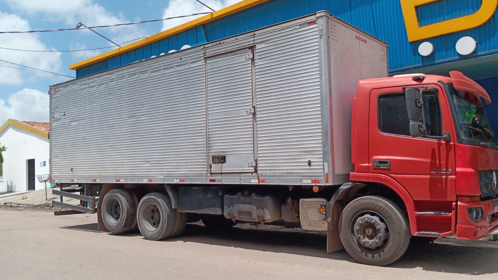 Caminhão baú vermelho Mercedes-Benz da frota