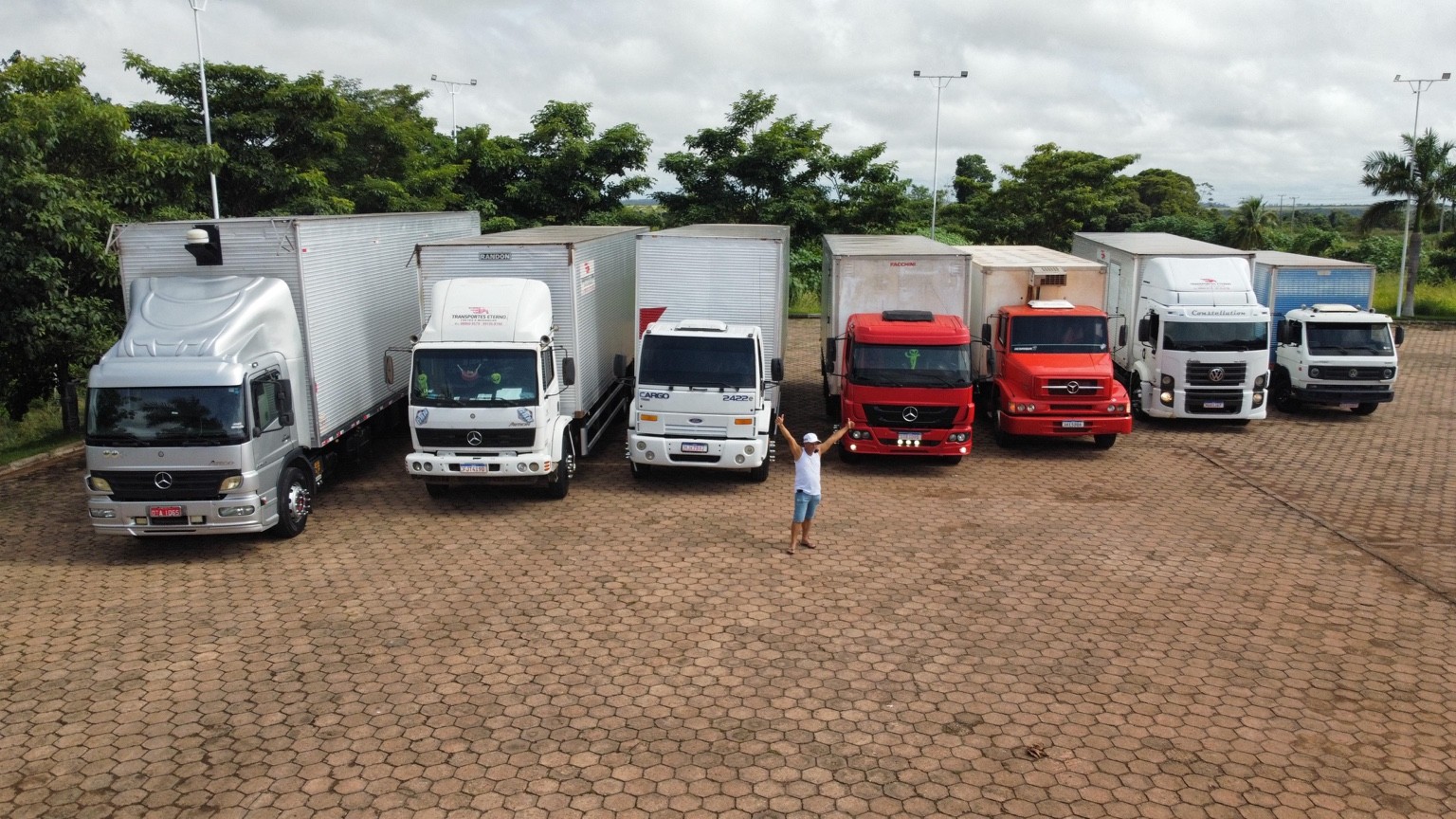 Frota da Transporte Eterno com caminhões baú alinhados no pátio