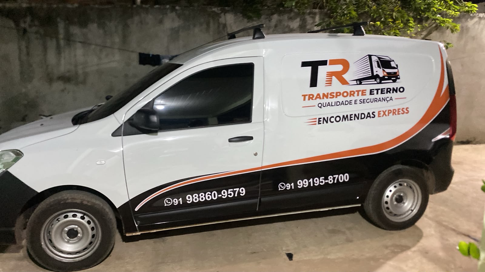 Utilitário branco da Transporte Eterno com identificação da empresa
